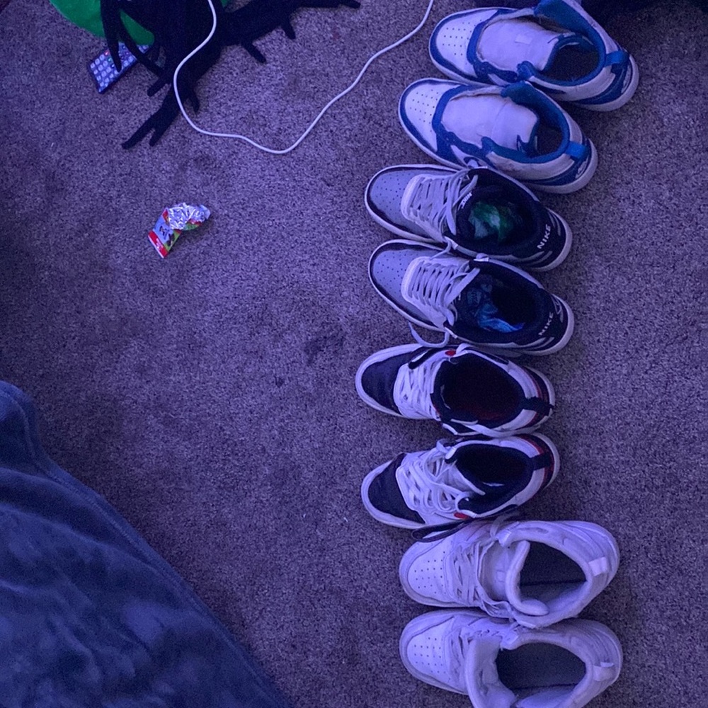 they are nike high tops size 6.5 in men or 7 n women i’ll give u all 3 for 70